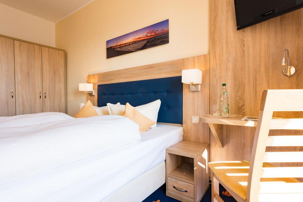 Hotel Boddenhus Garni ซิงสท์ ภายนอก รูปภาพ