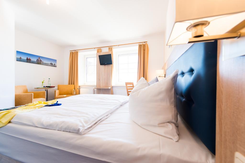 Hotel Boddenhus Garni ซิงสท์ ภายนอก รูปภาพ